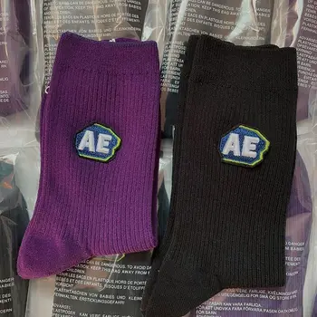 Осень-зима Женские носки Корейская вышивка Этикетка Хлопок Mid-Tube Sox Удобные дышащие спортивные носки Фиолетовый черный